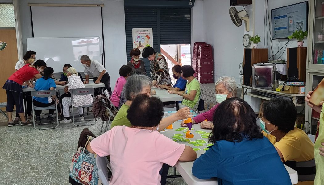 長輩進行桌遊課程